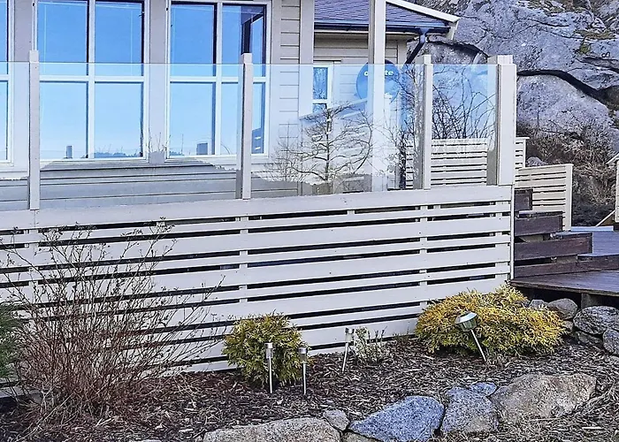 8 Person In Lyngdal-by Traum